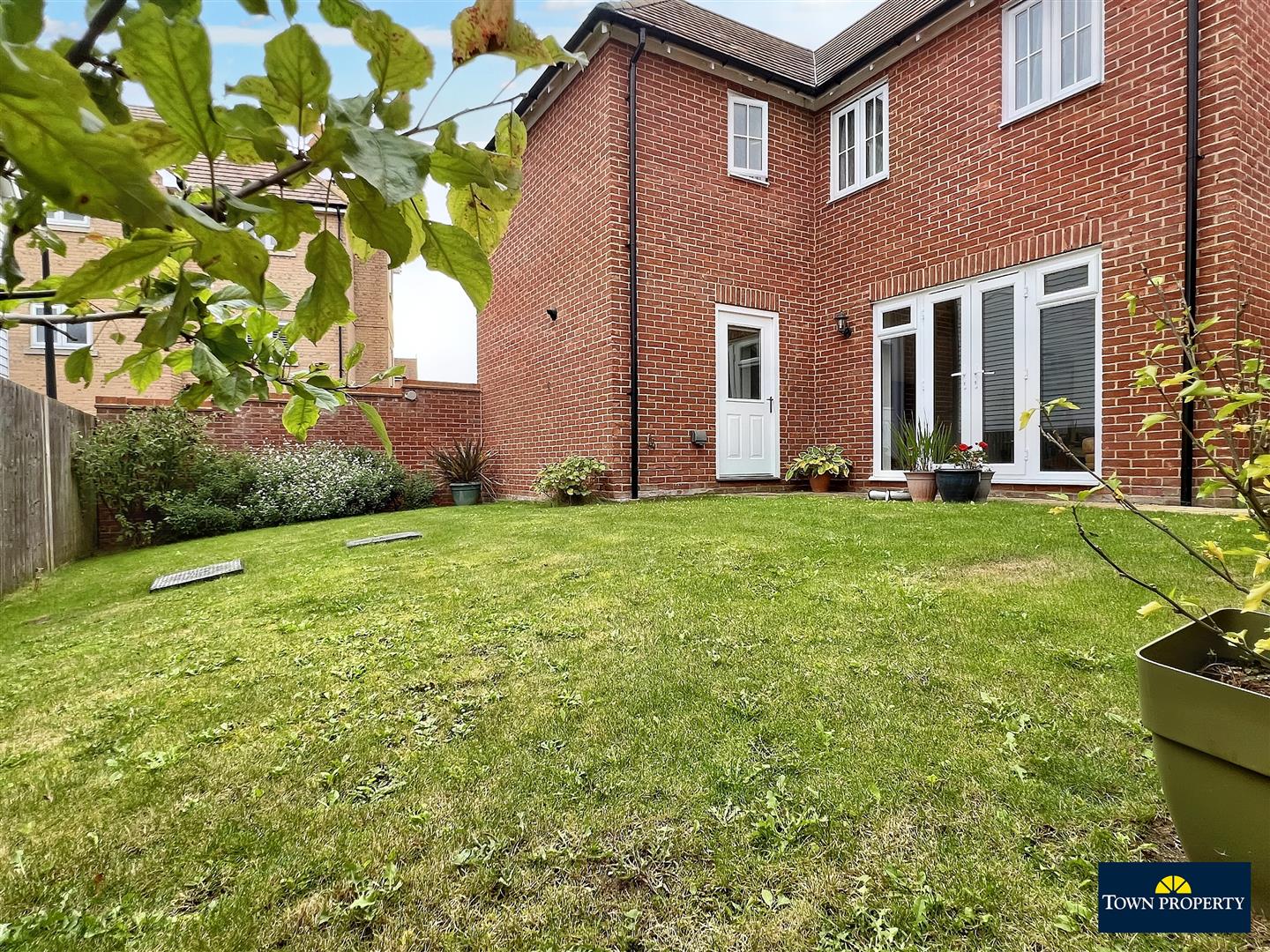 Property Details for Kensington Way Polegate BN26 6FJ Town Property